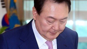 尹, 휴가 지방일정 취소… 자택 머물며 정국 구상