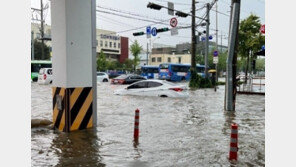 승용차·버스가 ‘둥둥’…인천 물폭탄에 도로 15곳 잠겨