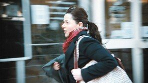 육아… 출퇴근… 싱글 워킹맘 일상 스릴러처럼 연출 