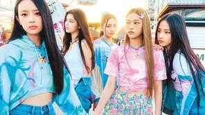 긴 생머리… 옅은 화장… 스포티한 의상 청량하고 건강한 걸그룹 ‘뉴진스’ 돌풍