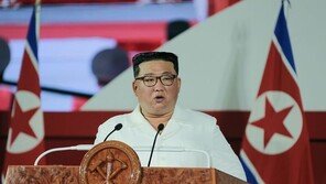 北 김정은 “코로나19 사태 종식”…90여일 만에 ‘정상방역’ 전환