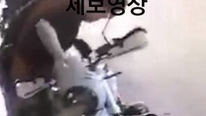 남의 오토바이 걸터 앉았다 넘기고 도망간 남성…핸드폰은 못 놓네