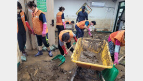 “여행 취소하고 달려왔어요”…폭우 지나간 폐허 속 자원봉사자들