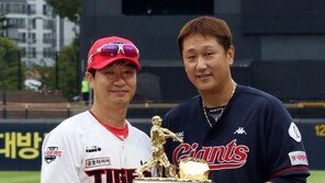 이대호 들어서자…‘KIA’ 관중석서 응원가-안타 치자 ‘환호’(영상)