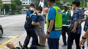 강남 봉은사 앞서 스님들이 1인 시위자 폭행
