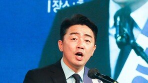 강훈식, 민주당 당대표 후보 사퇴… 이재명·박용진 2파전으로