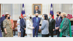 대만 방문 美의원 5명, 차이잉원 면담… 中 “대만 주변 실전훈련”