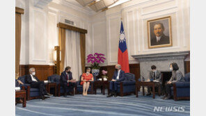 美의회대표단에 中무력시위 하자 대만 “국제사회 굴복하지 않아”