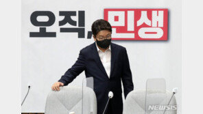 권성동, 비대위 참여·원내대표직 사퇴 질문에 ‘묵묵부답’