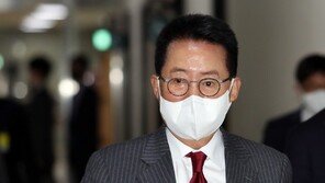 박지원 “30분에 걸쳐 압수수색…휴대전화와 수첩 5개 가져가”