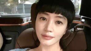 53세 김혜수, 짧은 앞머리로 동안 미모 완성…상큼 매력