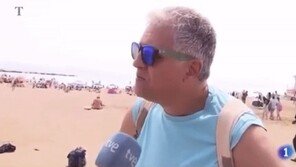 관광객 인터뷰 화면 뒤로 ‘쓱’…가방 도둑, 뉴스 생방송 탔다 (영상)