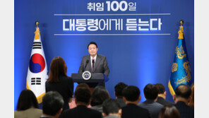 尹대통령의 첫 기자회견서 사라진 프롬프터…직전까지 문구 직접 수정
