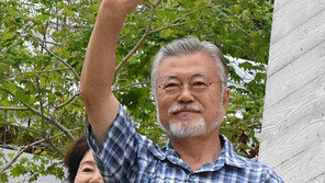 文 전 대통령 내외·경호원 협박한 60대 시위자, 구속영장 신청