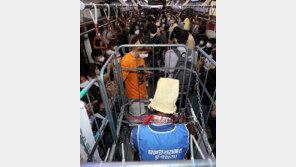 전장연, 상복 차림으로 지하철 시위 재개… 출근길 4호선 1시간 이상 지연