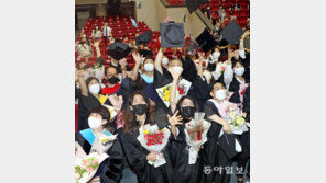 3년 만에 열린 학위수여식