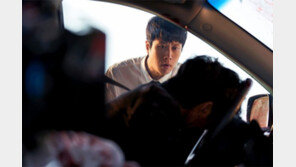 파산 직전 가장 앞에 나타난 시신-돈다발, 전혀 모범적이지 않은 ‘모범가족’ 운명은?