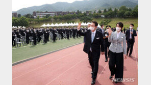 경찰학교 졸업식 간 尹 “순경출신에 공정한 승진 기회 제공”