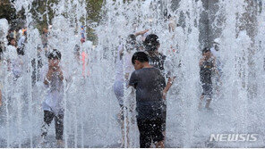 [날씨]일요일 체감온도 33도 무더위…전라권 소나기