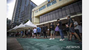 일요일 오후 6시까지 최소 4만5026명 확진…어제의 절반 이상 ‘뚝’