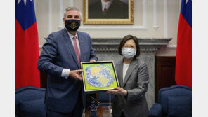 이번엔 美인디애나 주지사 대만 방문…中, 실사격 훈련 개시