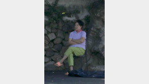 文사저 경호 강화 첫날…김정숙 여사도 돌담길 나왔다