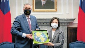 中 반발에도 대만 찾은 美인디애나 주지사