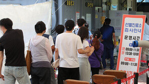 늦가을 ‘7차 유행’에 ‘트윈데믹’도 우려…전국민 4차접종 받을까