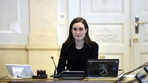 핀란드 총리, 또 사과…관저서 친구들 키스 사진 논란