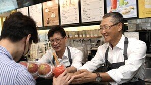 메가커피 대표-장수군수, 일일점장 변신…상생 위해 뭉쳤다