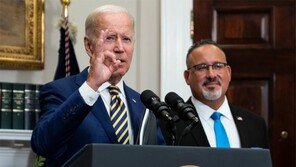 바이든, 400조원 학자금 빚 탕감 승부수… 공화 “매표 행위” 