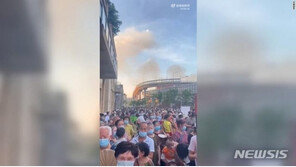 중국 충칭시 주민 43도 고온속 수백명 줄서 코로나 검사