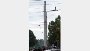 라트비아, 옛소련 시대 승전비 철거…시민들 ‘환호’
