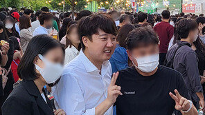 이준석, 가처분 인용 후 첫 공개석상…떡볶이 먹으며 활짝