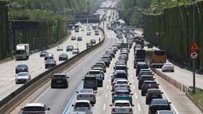 청명한 일요일, 벌초·나들이로 고속도로 혼잡…16시께 절정