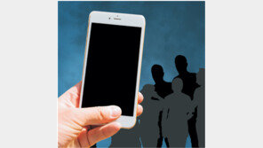 교사 뒤에서 누운 채 ‘찰칵’…“학교가 엉망이 됐다” 비판 확산