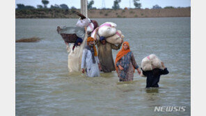 “기후 재앙”…파키스탄 홍수 사망자 1000명 넘어서