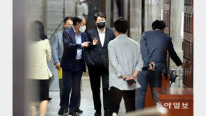 與 주말 의총 5시간 격론, 40여명 발언 “새 비대위 안돼” “이준석 추가 징계를” 