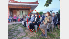 주민들 사이서 평산마을 음악회 즐긴 文부부…“최고의 호사”