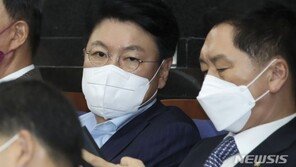 장제원 “권성동 사퇴하면 당 수습은 누가 하나” 지원사격