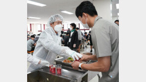 2달 전 개구리 나오더니 이번엔 메뚜기…개학 직후 급식안전 비상
