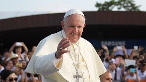 교황 “권력 포기는 겸손의 힘”…힘 실리는 ‘조기 사임설’