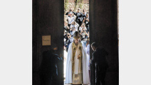 86세 교황 “권력 포기는 겸손의 힘”… 힘실리는 조기 사임설