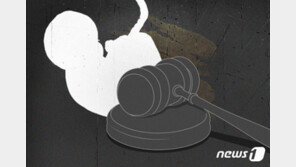 양수 터진 수감자 이송중 ‘스벅’ 들른 교도관…태아 사망에 “6억 배상”