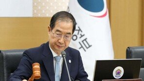 한총리 “24조원 강력 지출 조정…빚더미 물려줄 수 없어”