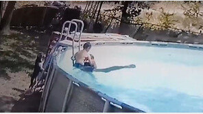 “내 작은 영웅”…수영장서 발작한 엄마 구한 10세 아들 (영상)