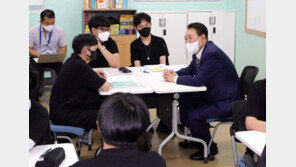 “공부 잘했어요?” 질문에 尹 “받아쓰기 10점…어머니 학교오셨다”