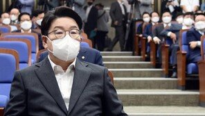 與 “권성동 원내대표 유지 불가피…權만 새 비대위장 추천 자격”