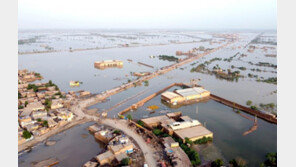 파키스탄 대홍수, 국토 3분의 1 잠겨… “구조헬기 내릴 땅도 없다”