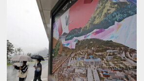 광화문광장에 일장기 연상 그림… “오해 소지 있어 철거”